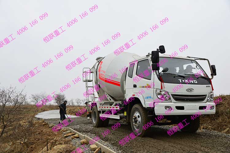 水泥搅拌车搅拌干料在乡村公路施工