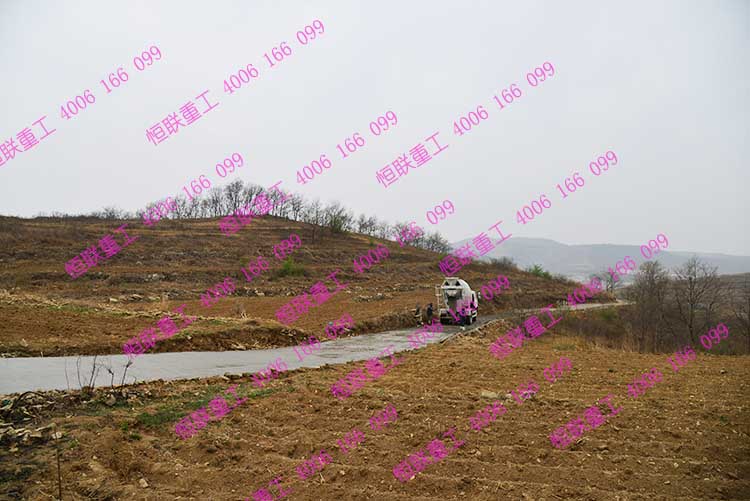 用小型搅拌车搅拌干料建设的乡村公路