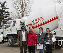 印度客户来我厂考察自上料搅拌车，小型水泥搅拌车等产品